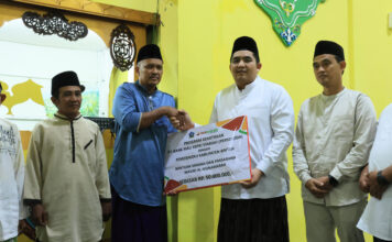 Safari Ramadan Ke-4, Bupati Roby Serahkan Bantuan CSR Rp 50 Juta untuk Masjid Al Munawwaroh