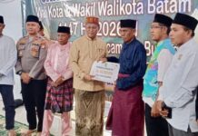 Safari Ramadan di Bulang, Sekda Paparkan Beasiswa untuk Anak Hinterland hingga Serahkan Bantuan Masjid