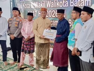 Safari Ramadan di Bulang, Sekda Paparkan Beasiswa untuk Anak Hinterland hingga Serahkan Bantuan Masjid