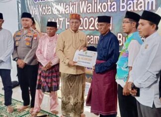 Safari Ramadan di Bulang, Sekda Paparkan Beasiswa untuk Anak Hinterland hingga Serahkan Bantuan Masjid