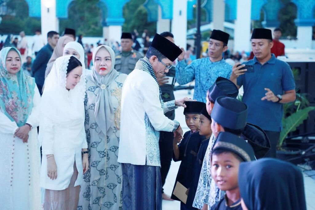 Buka Puasa Bersama di Masjid Agung Batam, Amsakar-Li Claudia Santuni 1.200 Anak Yatim