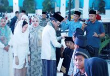 Buka Puasa Bersama di Masjid Agung Batam, Amsakar-Li Claudia Santuni 1.200 Anak Yatim