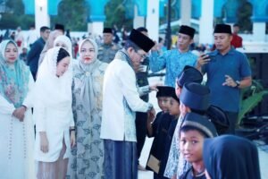 Buka Puasa Bersama di Masjid Agung Batam, Amsakar-Li Claudia Santuni 1.200 Anak Yatim