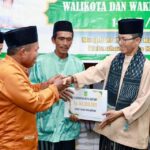 Di Pulau Karas, Amsakar Serahkan Bantuan dan Ajak Jemaah Terus Makmurkan Masjid