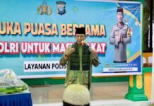 Momen Wali Kota Batam dan Kapolda Kepri Ikut Menyajikan Santapan Berbuka untuk Warga Sembulang