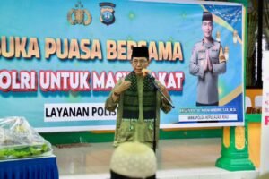 Momen Wali Kota Batam dan Kapolda Kepri Ikut Menyajikan Santapan Berbuka untuk Warga Sembulang