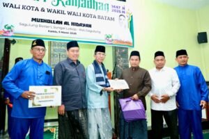 Safari Ramadan di Sagulung, Amsakar Bantu Musala Al Hidayah Rp50 Juta