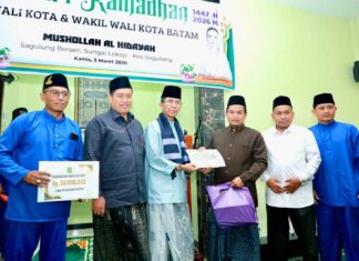Safari Ramadan di Sagulung, Amsakar Bantu Musala Al Hidayah Rp50 Juta