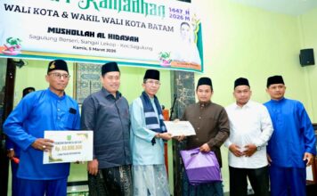 Safari Ramadan di Sagulung, Amsakar Bantu Musala Al Hidayah Rp50 Juta