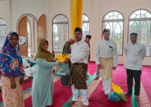 17 Murid SDN 002 Lingga Khatam Quran, Berbagi Sembako hingga Tausiah 