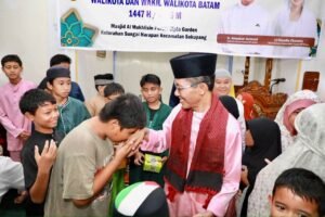Safari Ramadan di Sekupang, Amsakar Serahkan Bantuan Rp50 Juta untuk Masjid