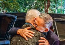 Pelukan Goenawan-Dahlan Setelah 10 Tahun tak Berjumpa