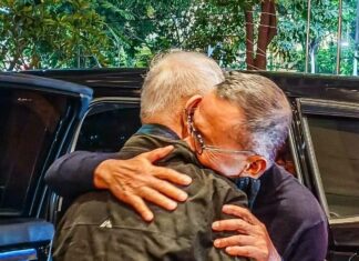 Pelukan Goenawan-Dahlan Setelah 10 Tahun tak Berjumpa