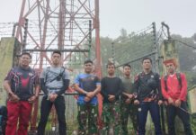 Pastikan Jaringan Komunikasi Optimal, Kantor SAR Natuna Uji Fungsi Repeater di Gunung Ranai