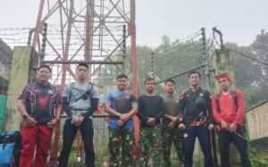 Pastikan Jaringan Komunikasi Optimal, Kantor SAR Natuna Uji Fungsi Repeater di Gunung Ranai