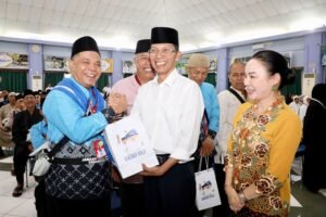 Lepas JCH ke Tanah Suci dan Dibekali Sambal Bilis hingga Rendang, Amsakar-Li Claudia Titip Doa untuk Batam