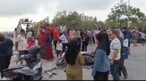 Avanza Maut Karimun: 10 Motor Ringsek, Ibu Hamil Terseret hingga Mobil Nyemplung ke Laut