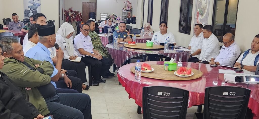 Bupati Roby Pimpin Rapat Perkembangan Pendataan Ulang Bangunan Masyarakat dan TNI AL di Tanjung Uban