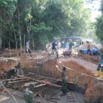 Warga Goro Bersama Personel Kodim 0315/TPI, Gesa Pembangunan Jembatan Armco Sungai Kangboi