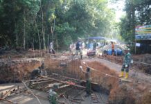 Warga Goro Bersama Personel Kodim 0315/TPI, Gesa Pembangunan Jembatan Armco Sungai Kangboi