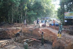 Warga Goro Bersama Personel Kodim 0315/TPI, Gesa Pembangunan Jembatan Armco Sungai Kangboi