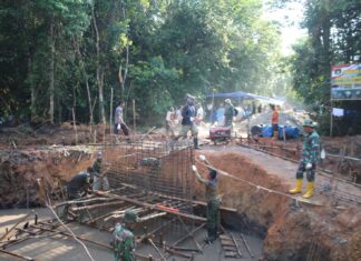 Warga Goro Bersama Personel Kodim 0315/TPI, Gesa Pembangunan Jembatan Armco Sungai Kangboi