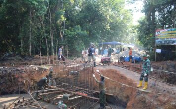 Warga Goro Bersama Personel Kodim 0315/TPI, Gesa Pembangunan Jembatan Armco Sungai Kangboi