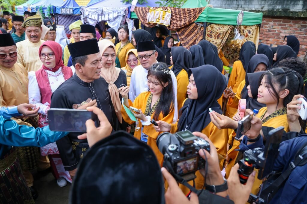 Gubernur Ansar Pimpin Upacara Hardiknas 2026, Tegaskan Komitmen Pendidikan Bermutu untuk Semua