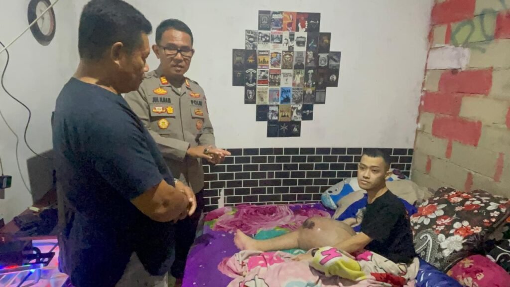 Peduli Sesama, Polsek Bintan Utara Sambangi dan Beri Santunan Warga Penderita Kanker Tulang di Desa Berakit