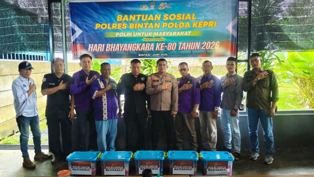Polres Bintan Bagikan Paket Sembako pada Buruh