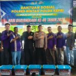 Polres Bintan Bagikan Paket Sembako pada Buruh