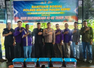 Polres Bintan Bagikan Paket Sembako pada Buruh