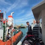 TNI AL Selamatkan Delapan ABK KM Batam Indah 9 yang Tenggelam di Perairan Batam