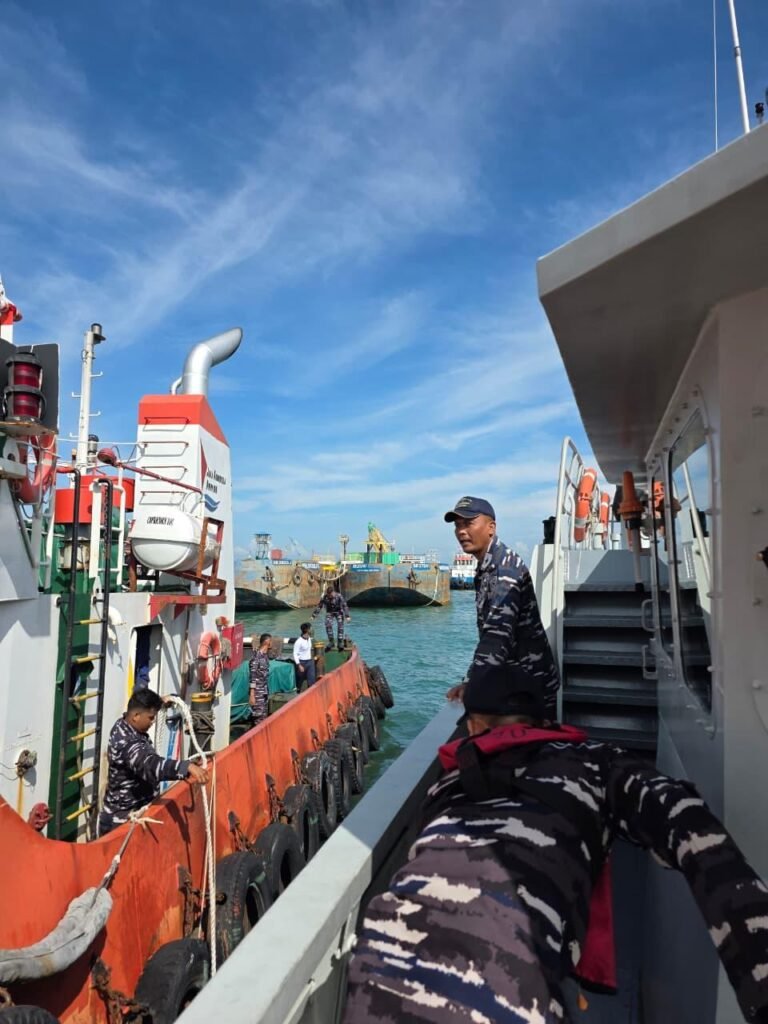 TNI AL Selamatkan Delapan ABK KM Batam Indah 9 yang Tenggelam di Perairan Batam