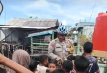 Dukung Program Kapolri, Aiptu Razmudi Bhabinkamtibmas Tanjung Unggat Beri Edukasi Hukum pada Anak-anak