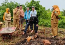 Bahagia Pria Lanjut Usia Dapat Program Bedah Rumah PWI Bintan