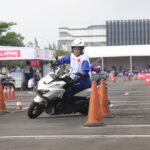 Perempuan Pengendara Motor Wajib Tahu, Ini 5 Tips Aman di Jalan