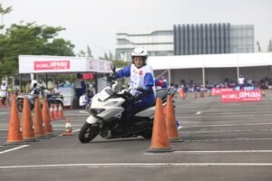 Perempuan Pengendara Motor Wajib Tahu, Ini 5 Tips Aman di Jalan