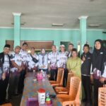 PGRI Kecamatan Lingga Serahkan Bantuan Korban Puting Beliung di Tanjung Kelit