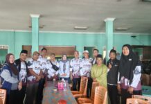 PGRI Kecamatan Lingga Serahkan Bantuan Korban Puting Beliung di Tanjung Kelit