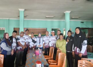 PGRI Kecamatan Lingga Serahkan Bantuan Korban Puting Beliung di Tanjung Kelit