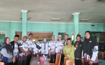 PGRI Kecamatan Lingga Serahkan Bantuan Korban Puting Beliung di Tanjung Kelit