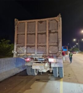 Diduga Bawa Batu Kerikil yang Berserakan di Jalan Raya Baloi-Batuampar, Dumptruck Ditindak Polantas