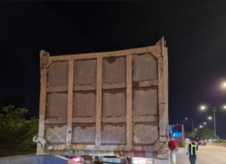 Diduga Bawa Batu Kerikil yang Berserakan di Jalan Raya Baloi-Batuampar, Dumptruck Ditindak Polantas