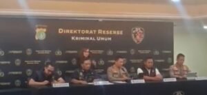 Kasus Dugaan Ijazah Palsu Jokowi: Dari 8 Tersangka, hanya Roy dan Tifa yang Ditangkap dan Ditahan Polisi