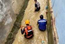 Ibas Bocah 2 Tahun di Batam Terseret Arus Deras Gorong-gorong Depan Rumah