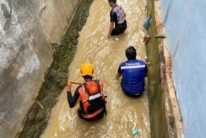 Ibas Bocah 2 Tahun di Batam Terseret Arus Deras Gorong-gorong Depan Rumah