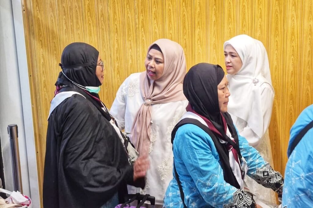 Ketua TP-PKK Kepri Sambut Kepulangan Jamaah Haji Kloter Pertama Debarkasi Batam