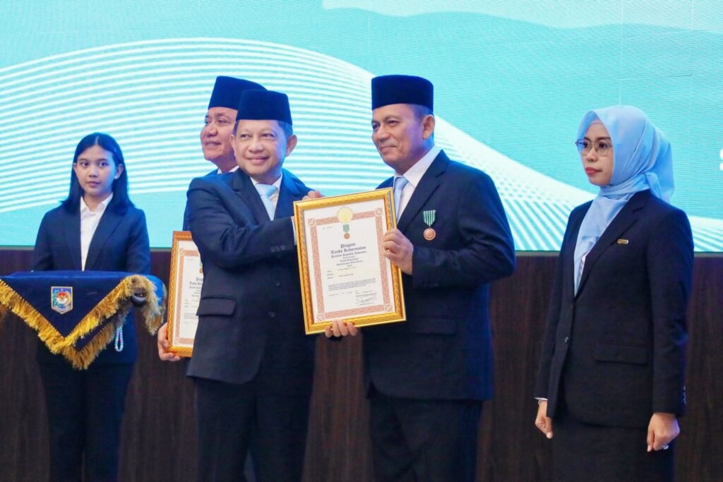 Gubernur Ansar Ahmad Terima Satyalancana Wira Karya dari Presiden RI, Disematkan Mendagri Tito Karnavian