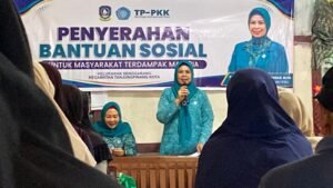 Ketua TP-PKK Kepri Serahkan Bansos bagi Masyarakat Terdampak Malaria